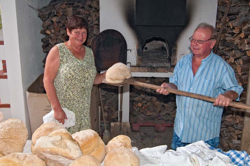 Und schon sind sie fertig, die traditionellen Weizen-„Kopfbrote“ 