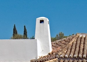 Maurischer Kamin vor Blau